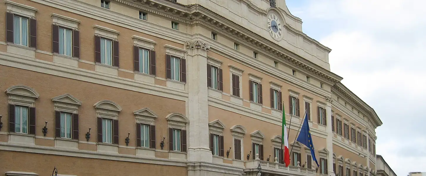 Palazzo_Montecitorio_Rom_2009.jpg