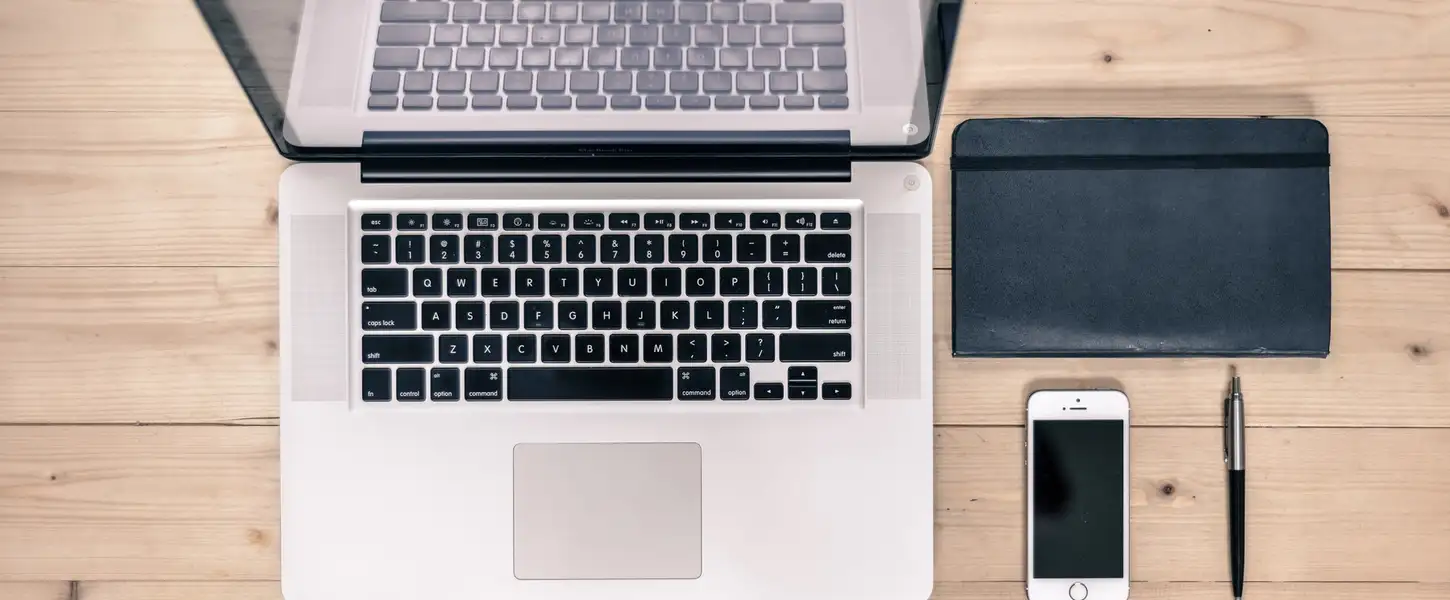 laptop-iphone-desk-notebook-computer-smartphone-759689-pxhere.com_.jpg